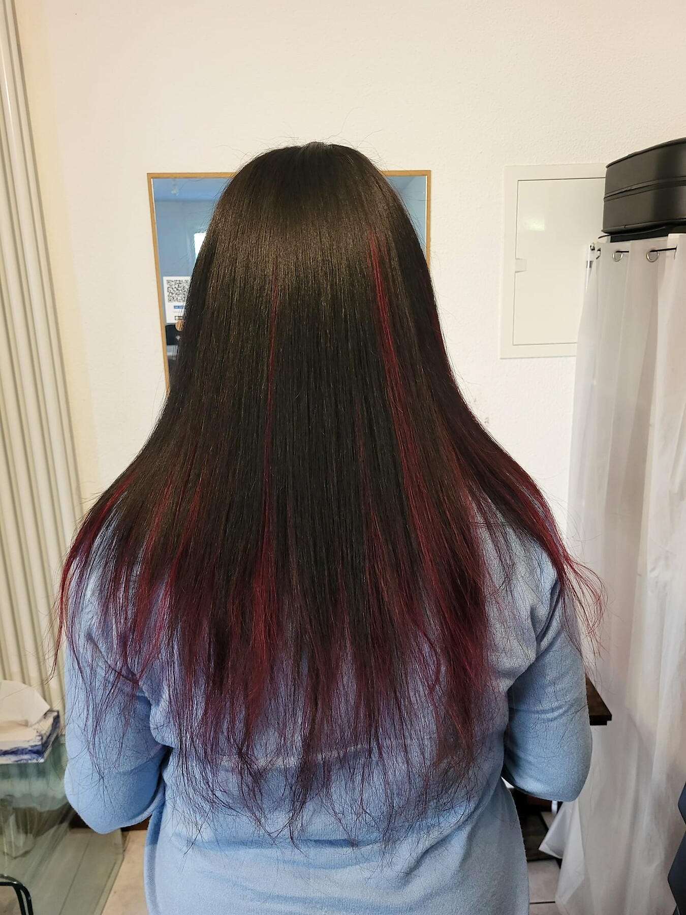 Glattes Haar mit roten Reflexen, Rückenansicht