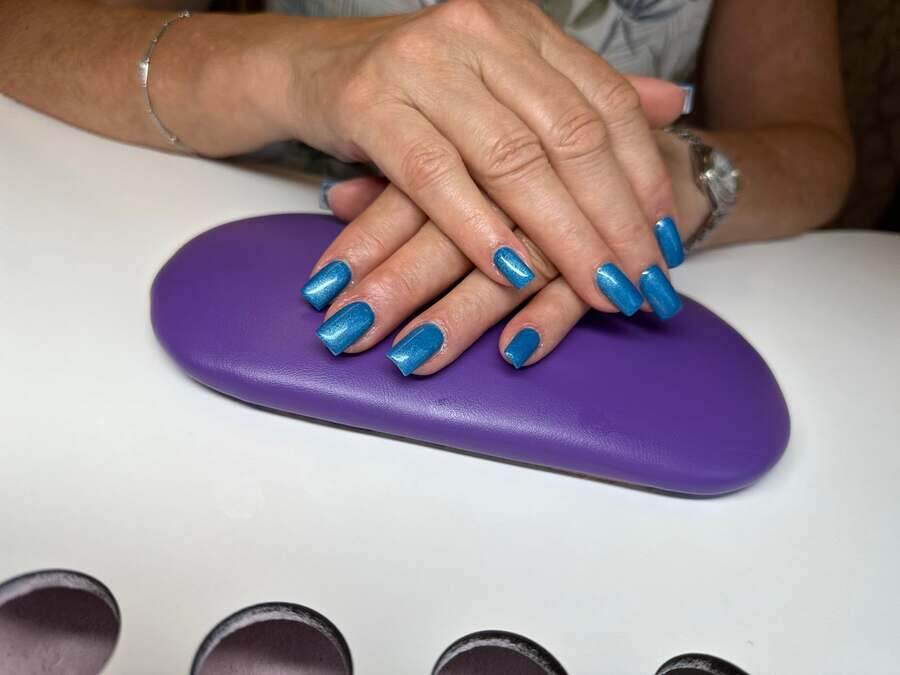 Metallic-blaue Maniküre von Komo Beauty
